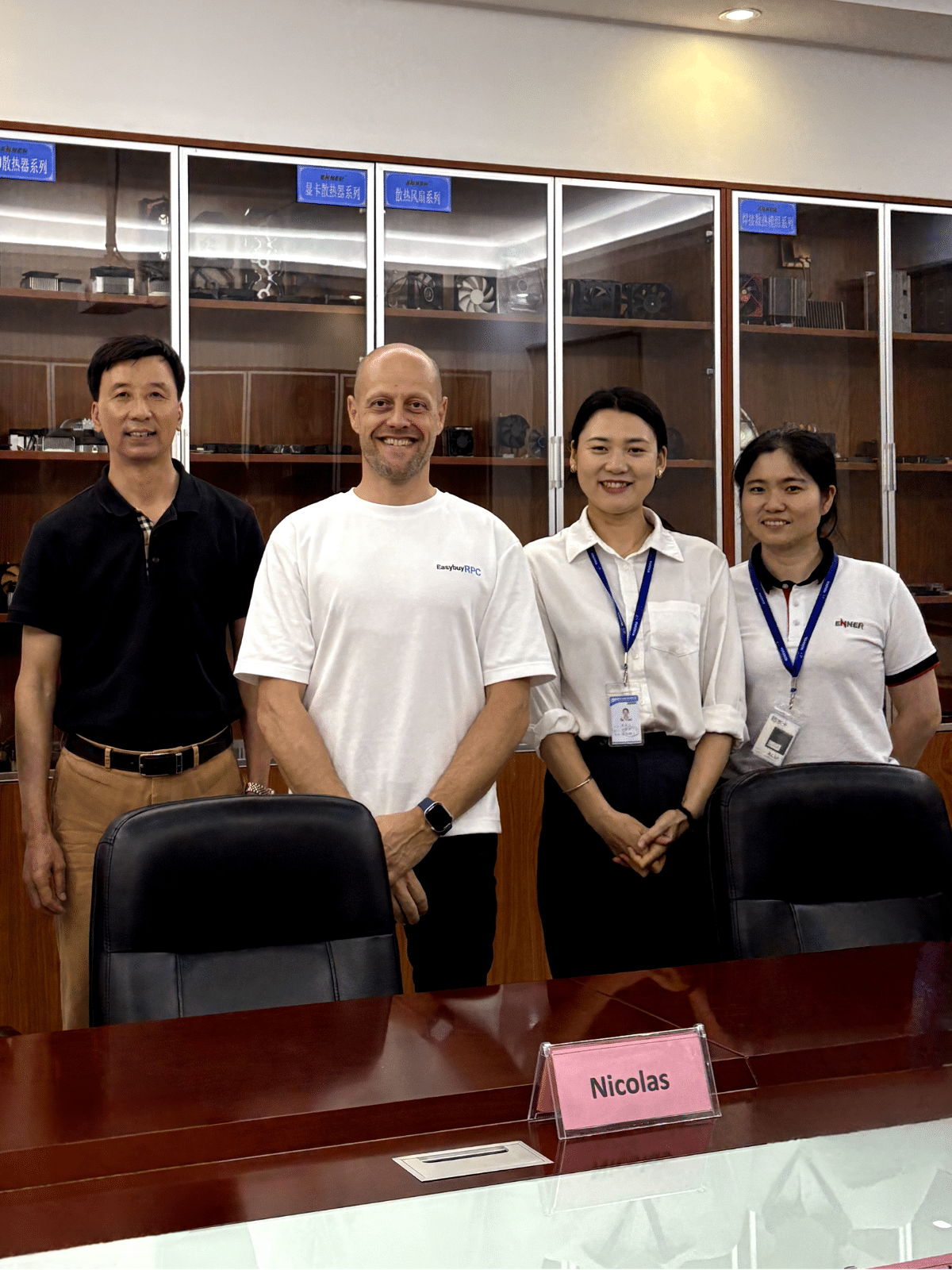 Validation des plans avec la direction d’usine.