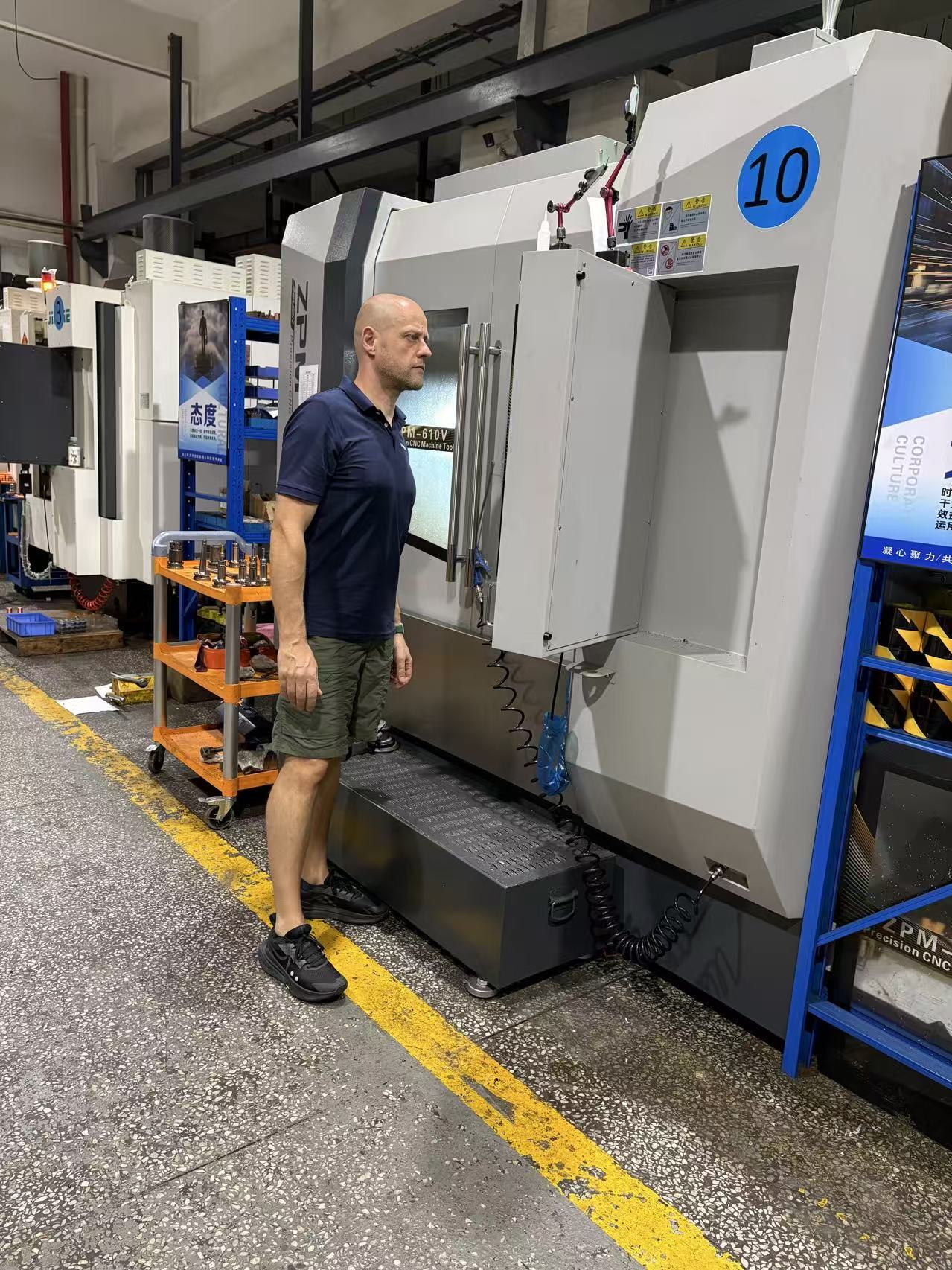 Pièces d'usinage CNC en inox contrôlées dans un atelier chinois